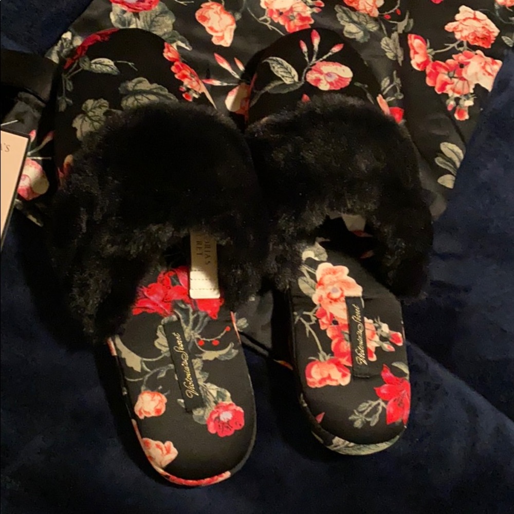 NWT Victoria’s Secret satin slippers - Picture 5 of 7